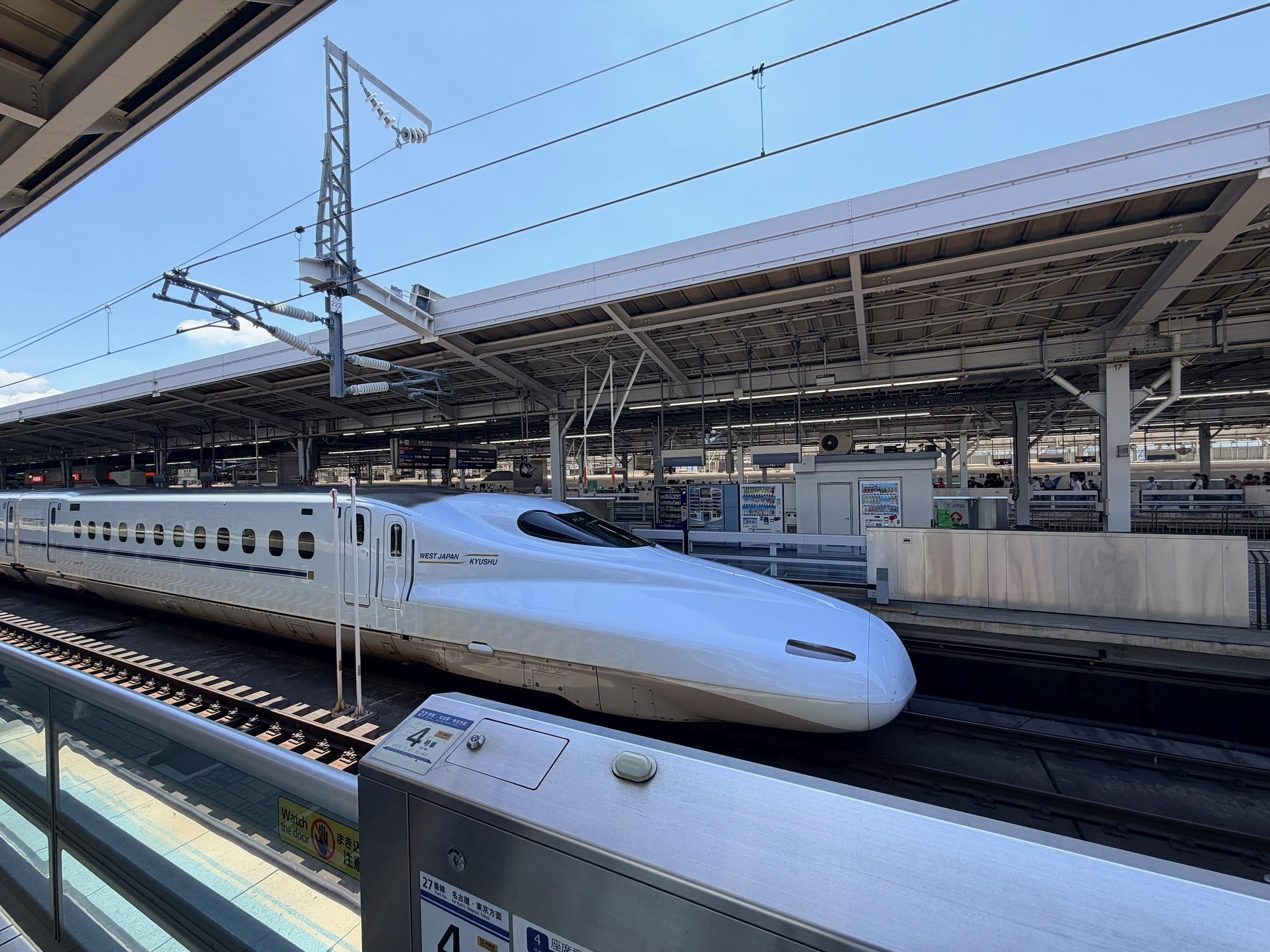 新干线站台和一辆N700A型列车