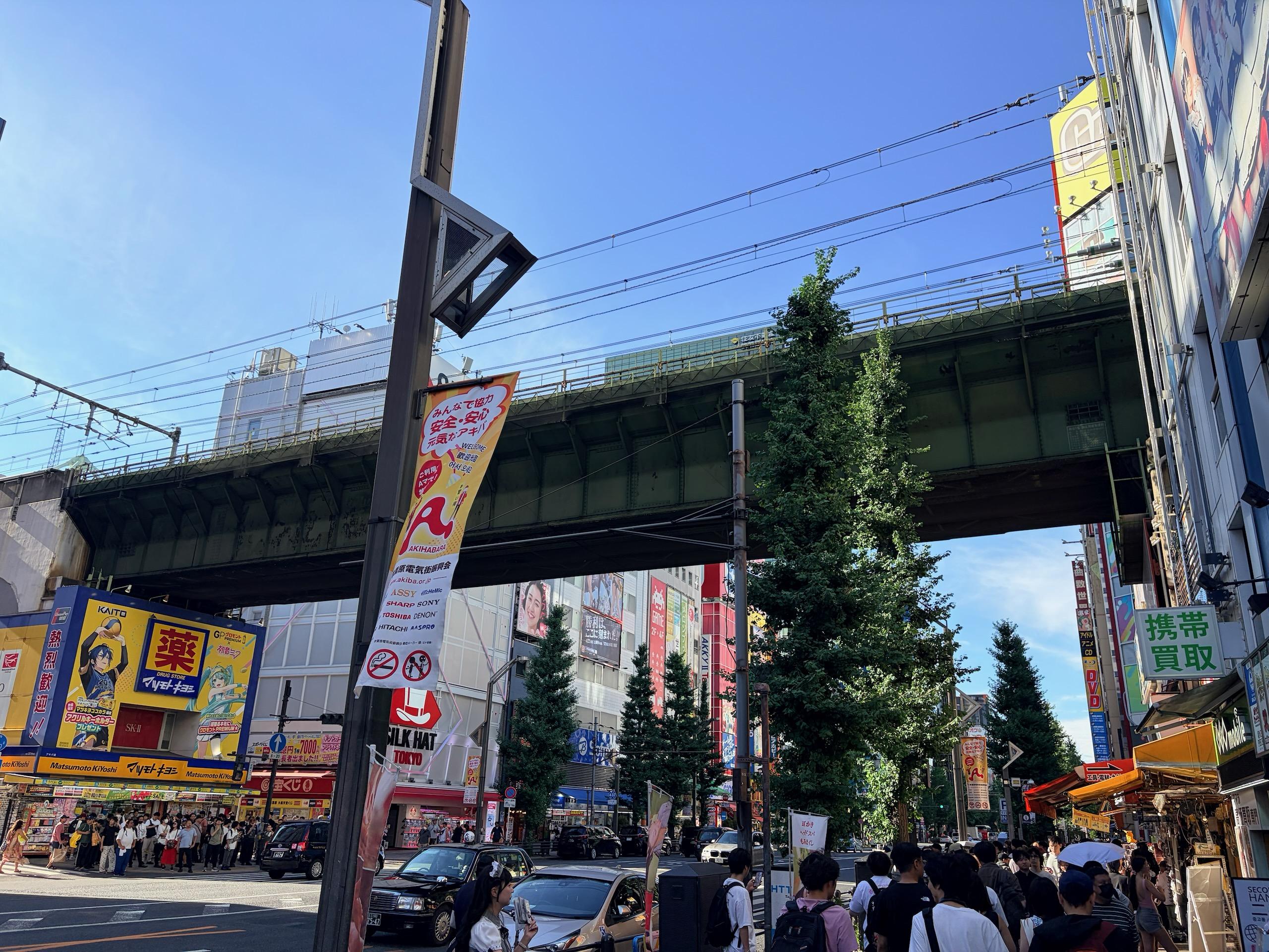 从绿色的电车桥下拍摄的中央通
