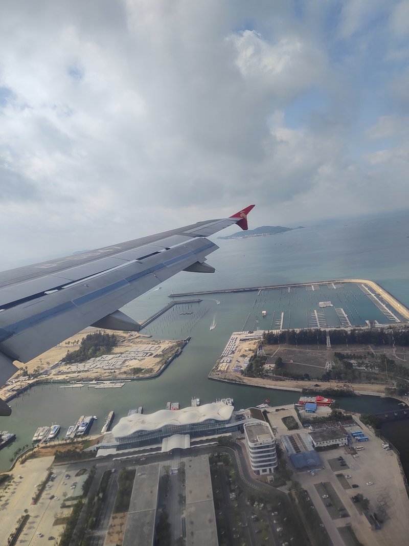 即将降落在三亚，窗外是海南的一处码头
