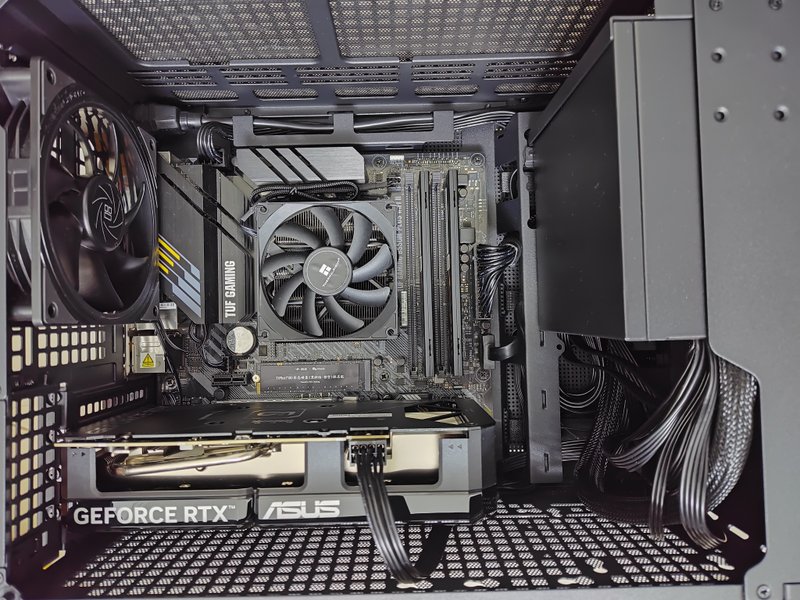 机箱内部图，纯黑配色