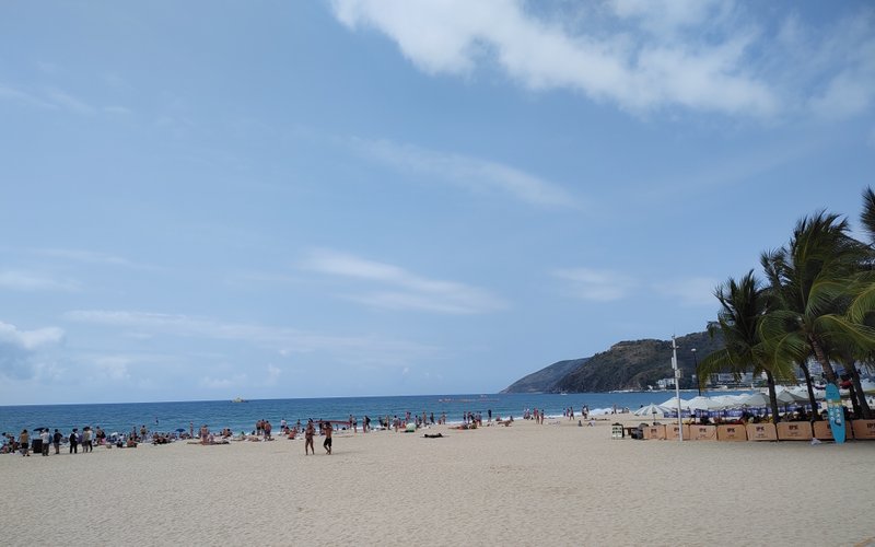 三亚大东海的海滩，天气正好，很适合游泳